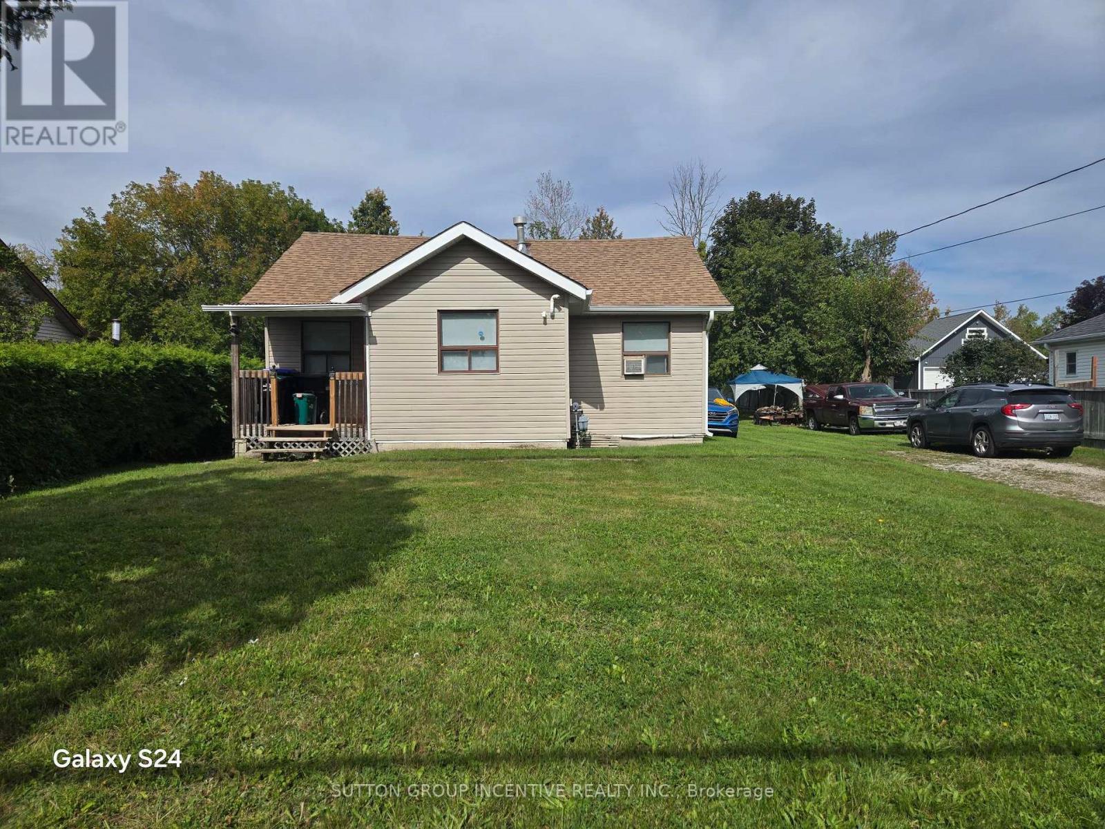 1382 Maple Road N Property Photo 1