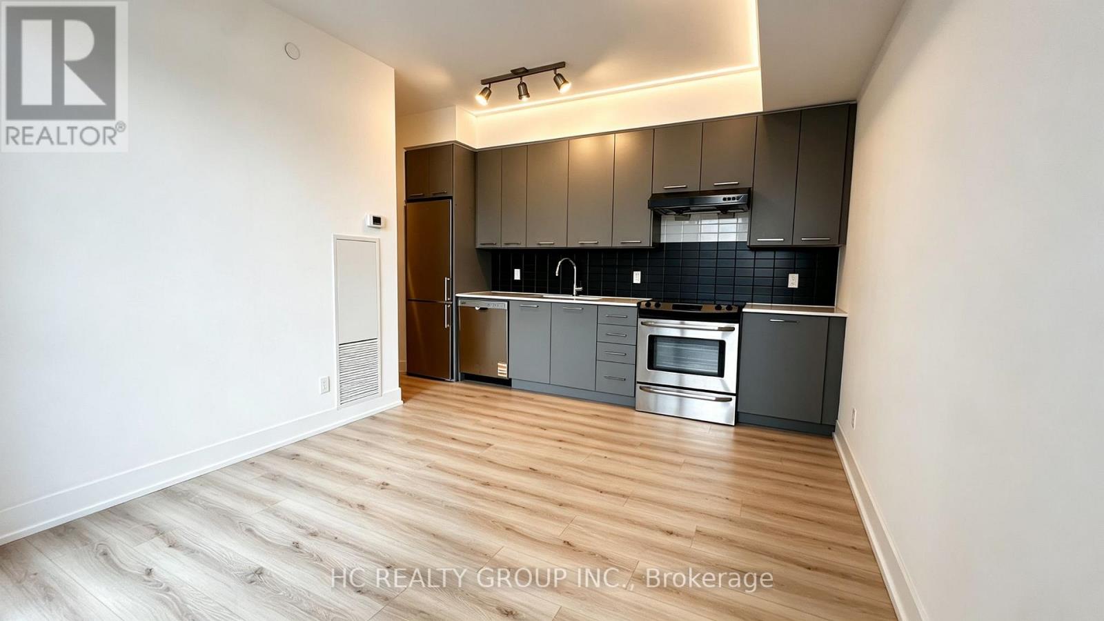 641 - 9471 Yonge Street Property Photo 6