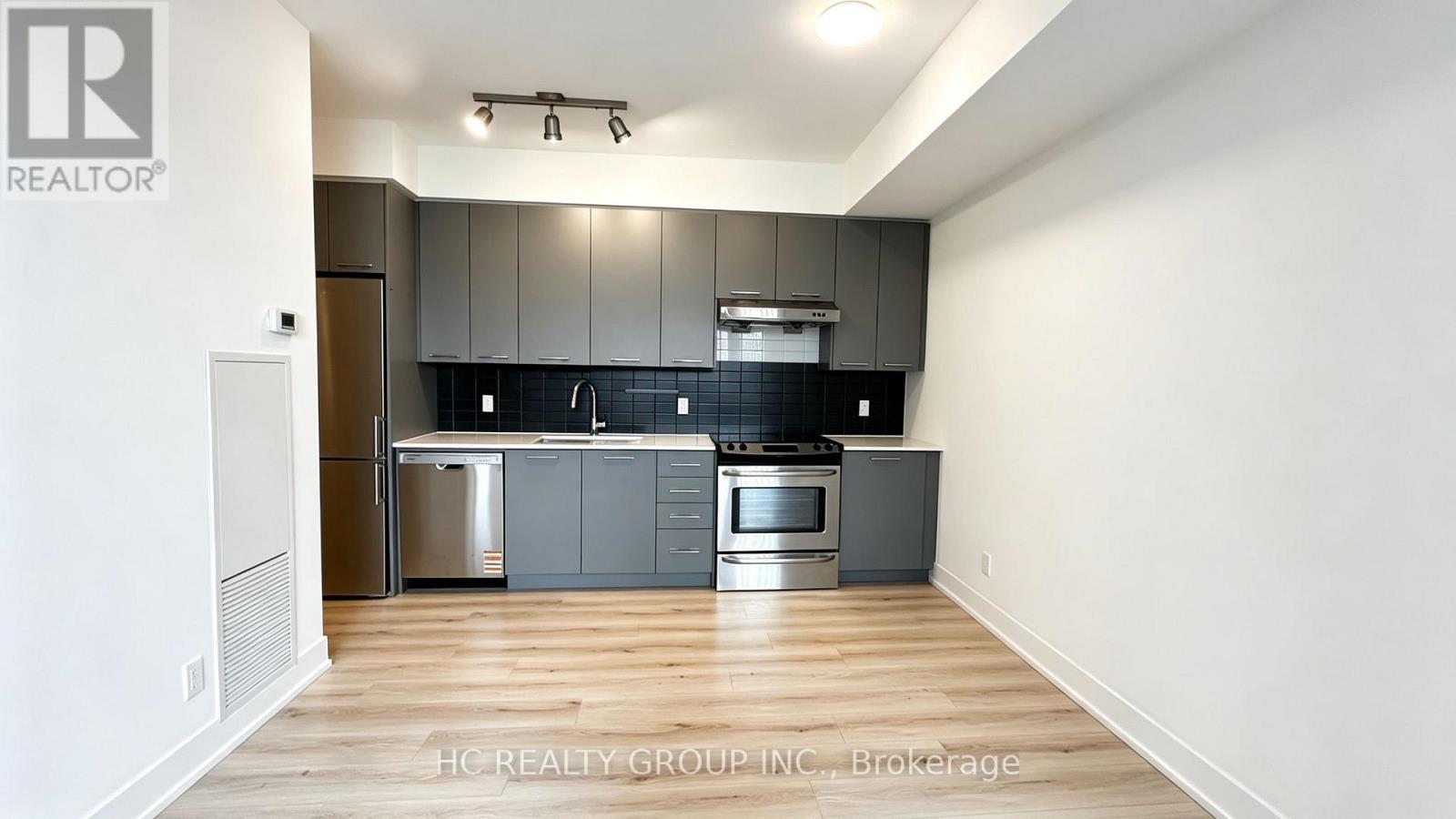 641 - 9471 Yonge Street Property Photo 7