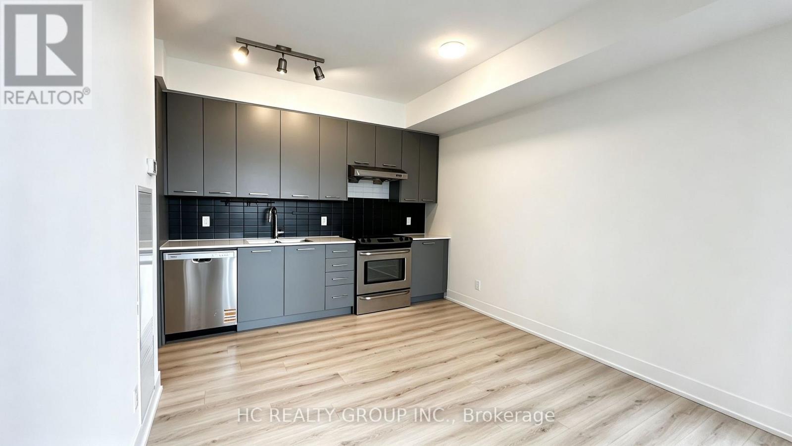 641 - 9471 Yonge Street Property Photo 8