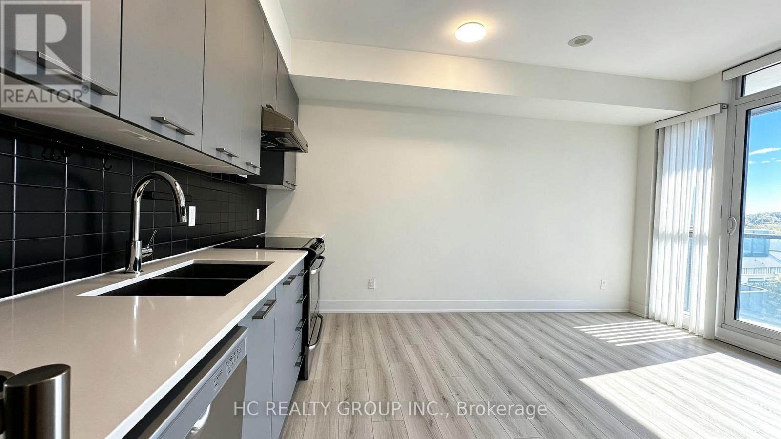 641 - 9471 Yonge Street Property Photo 9