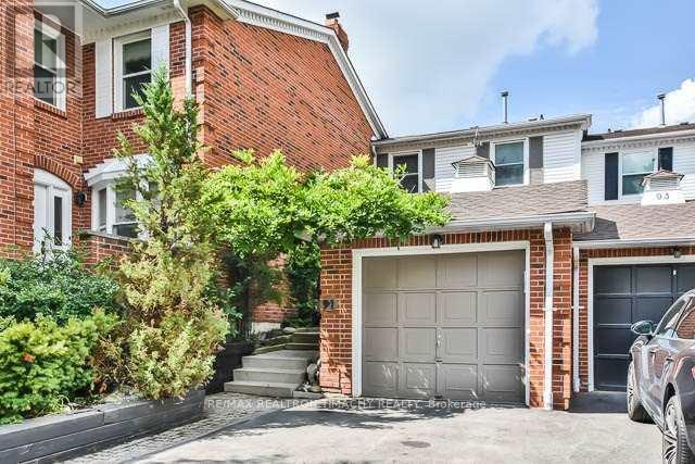 91 Confederation Way Property Photo 1