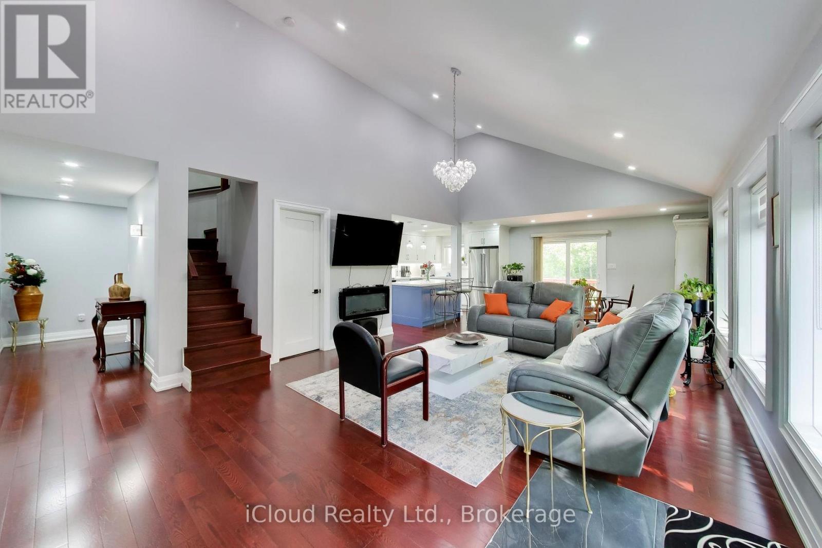 16175 Jane Street Property Photo 6