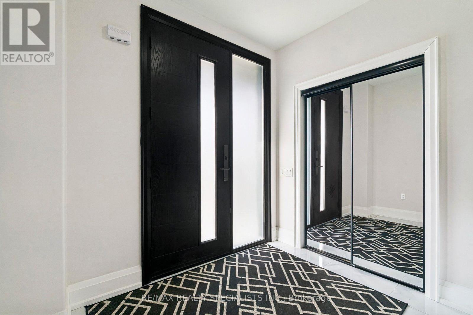 44 Albert Street W Property Photo 3