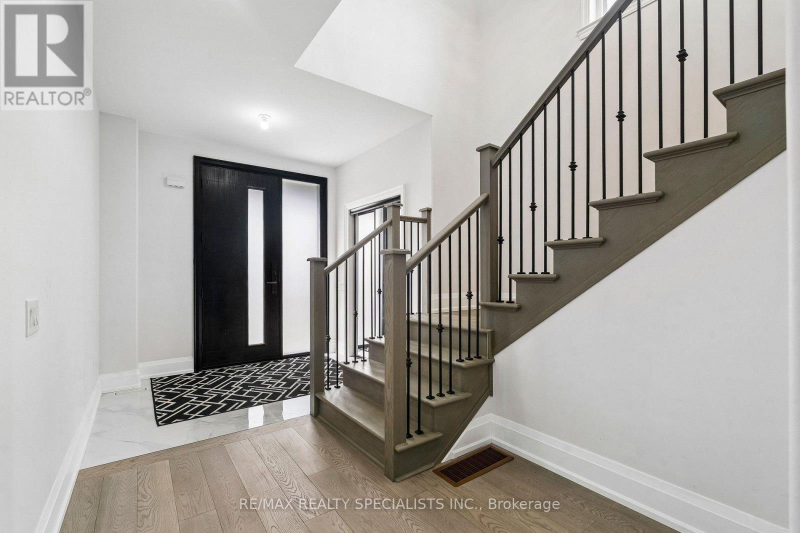 44 Albert Street W Property Photo 4