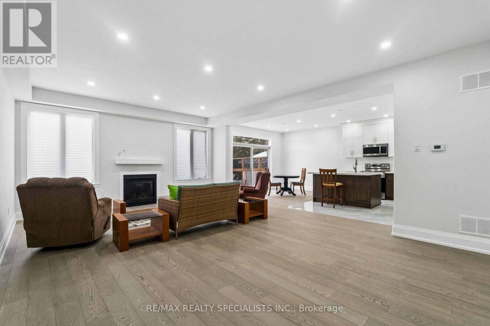 44 Albert Street W Property Photo 7