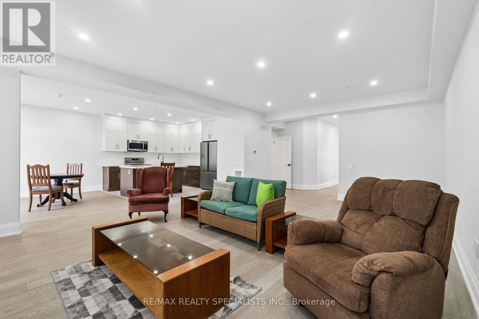 44 Albert Street W Property Photo 8