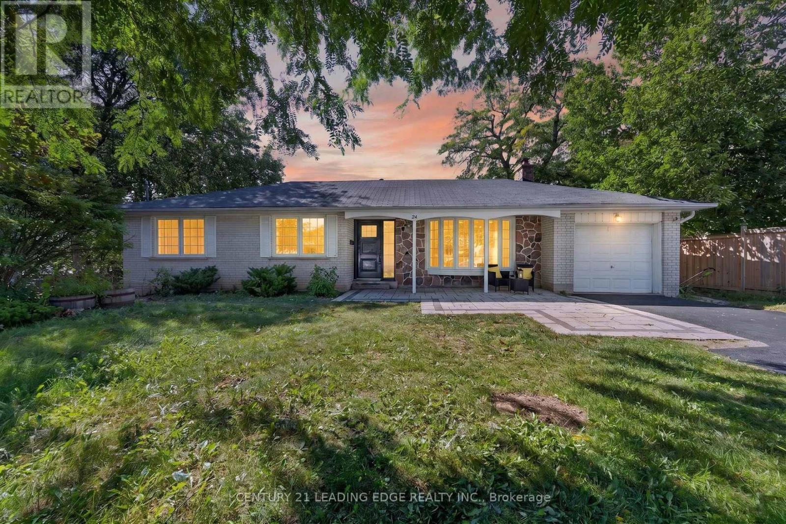 24 Lincoln Green Drive Property Photo 1