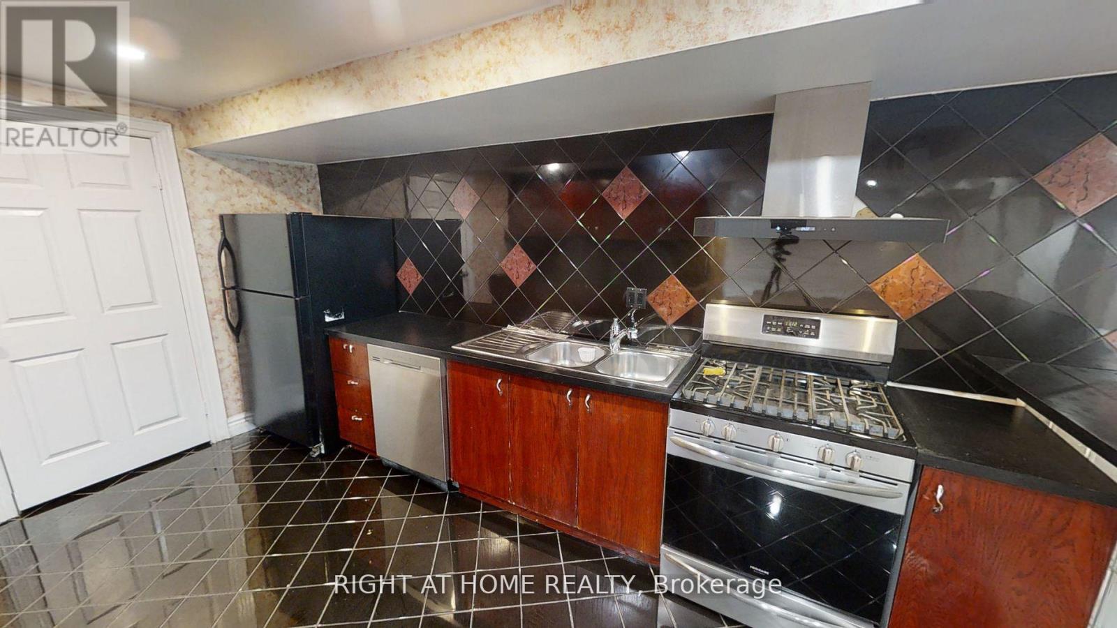 31 Northgate Crescent E Property Photo 44