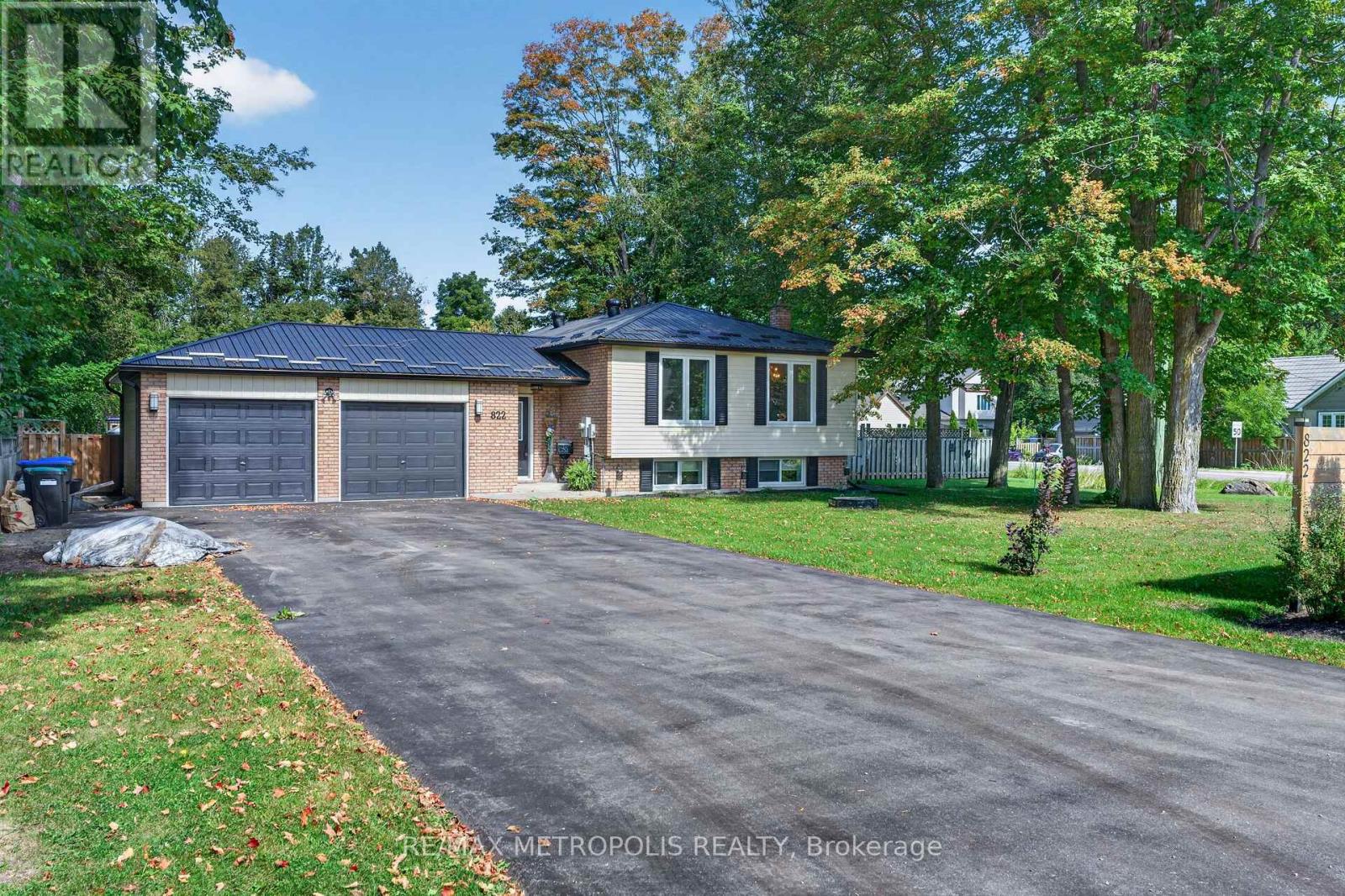 822 10th Line Property Photo 1
