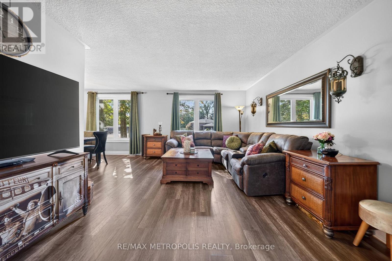 822 10th Line Property Photo 8