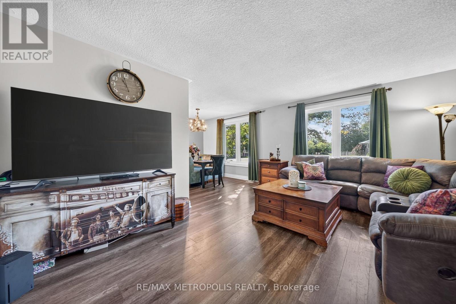 822 10th Line Property Photo 9