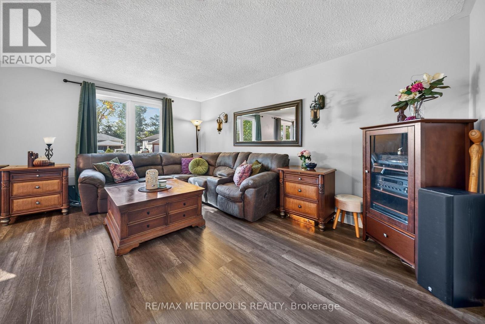 822 10th Line Property Photo 10