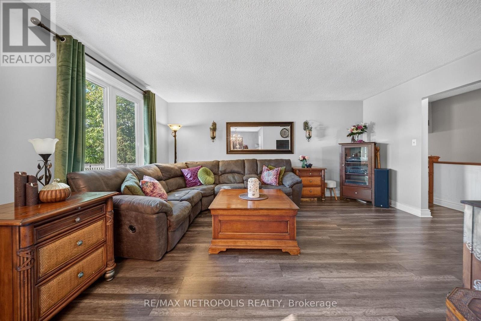 822 10th Line Property Photo 11