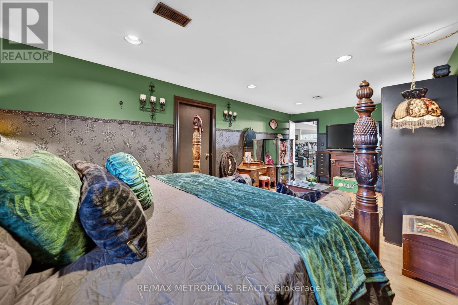 822 10th Line Property Photo 35