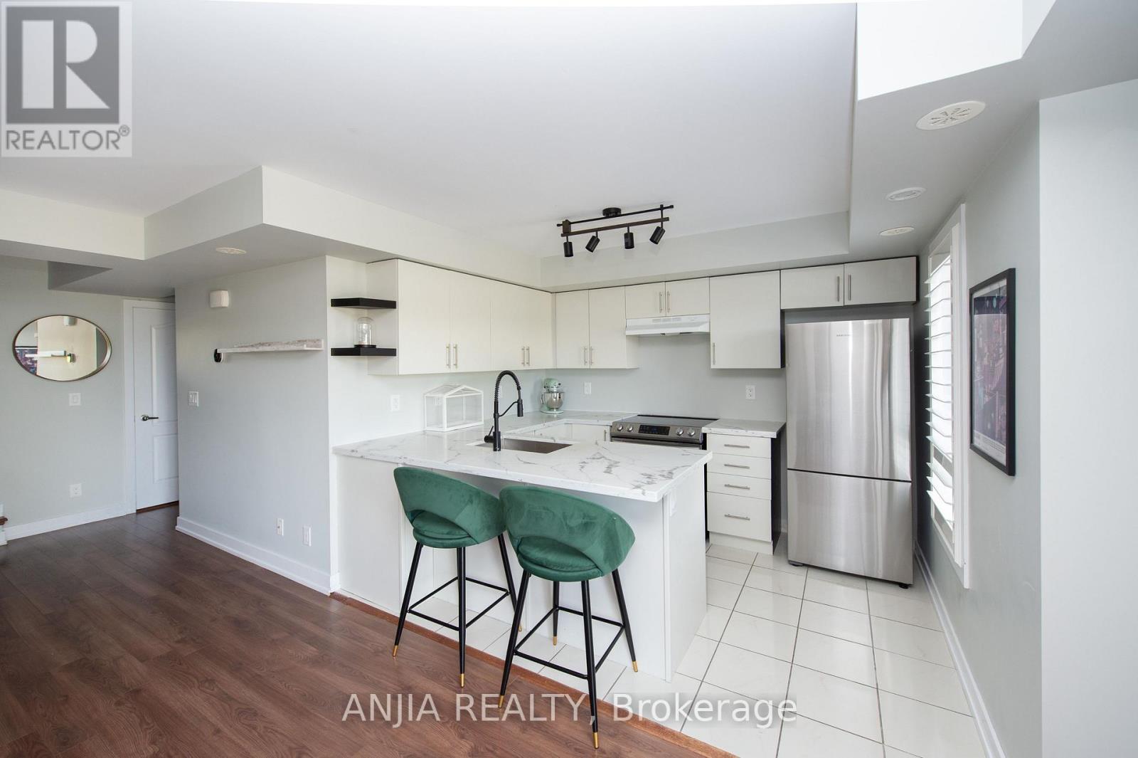 207 - 10 Dunsheath Way Property Photo 4