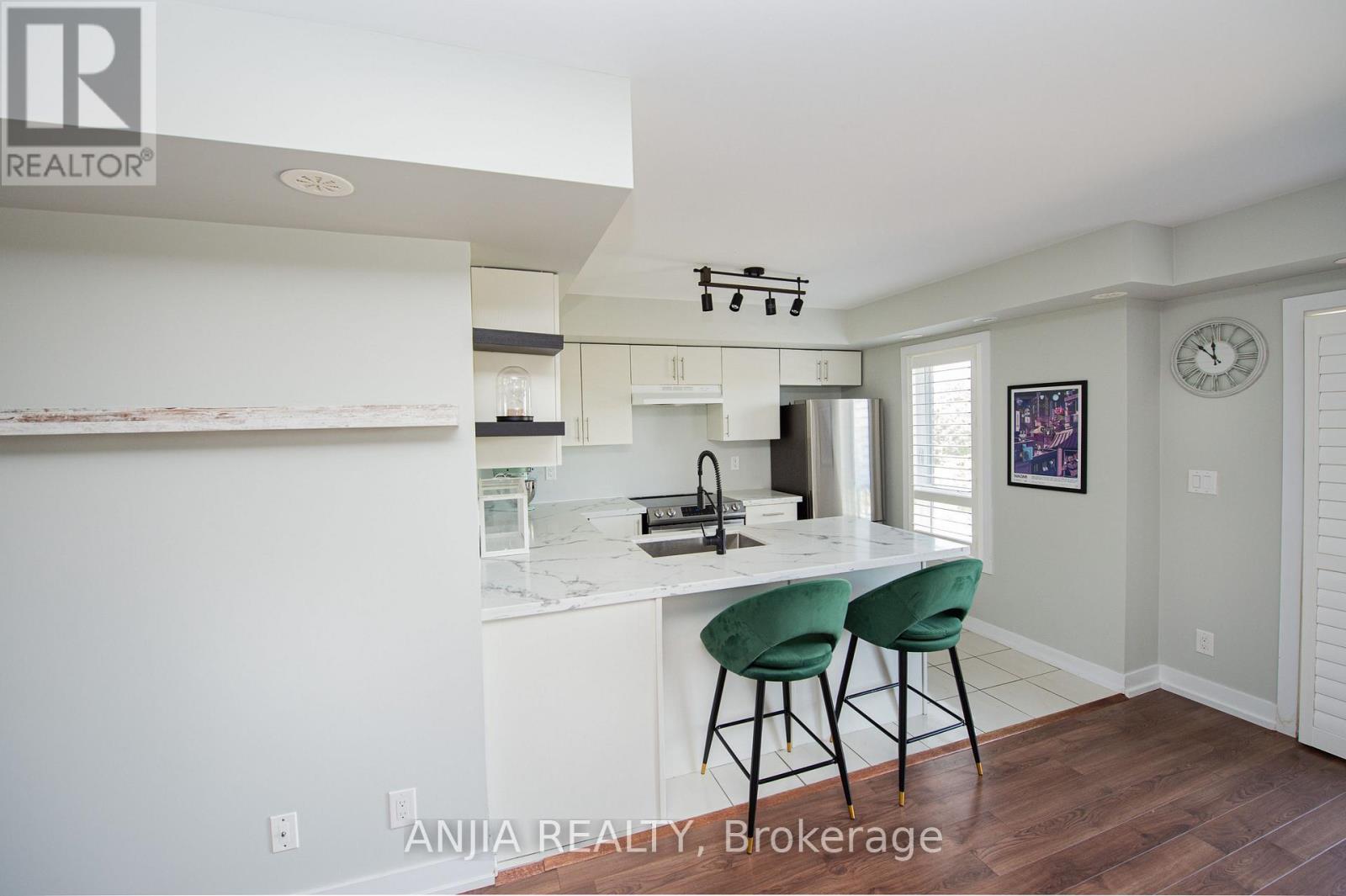 207 - 10 Dunsheath Way Property Photo 5