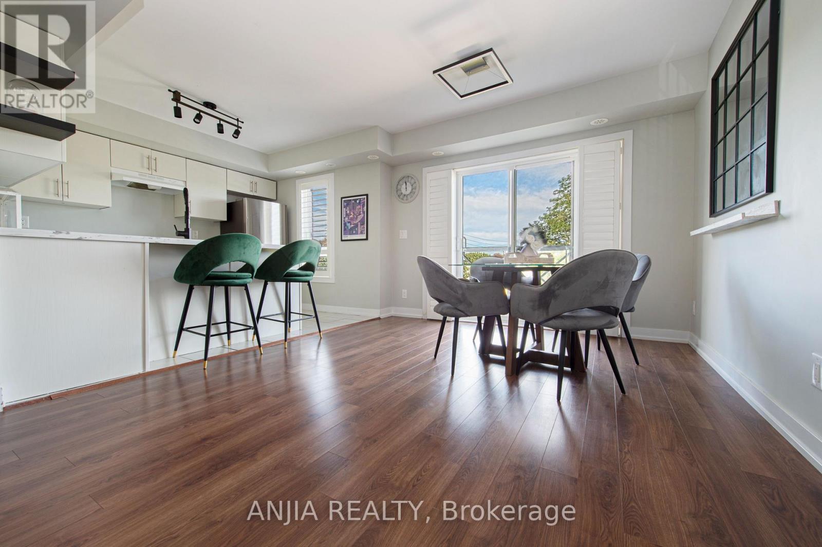 207 - 10 Dunsheath Way Property Photo 7