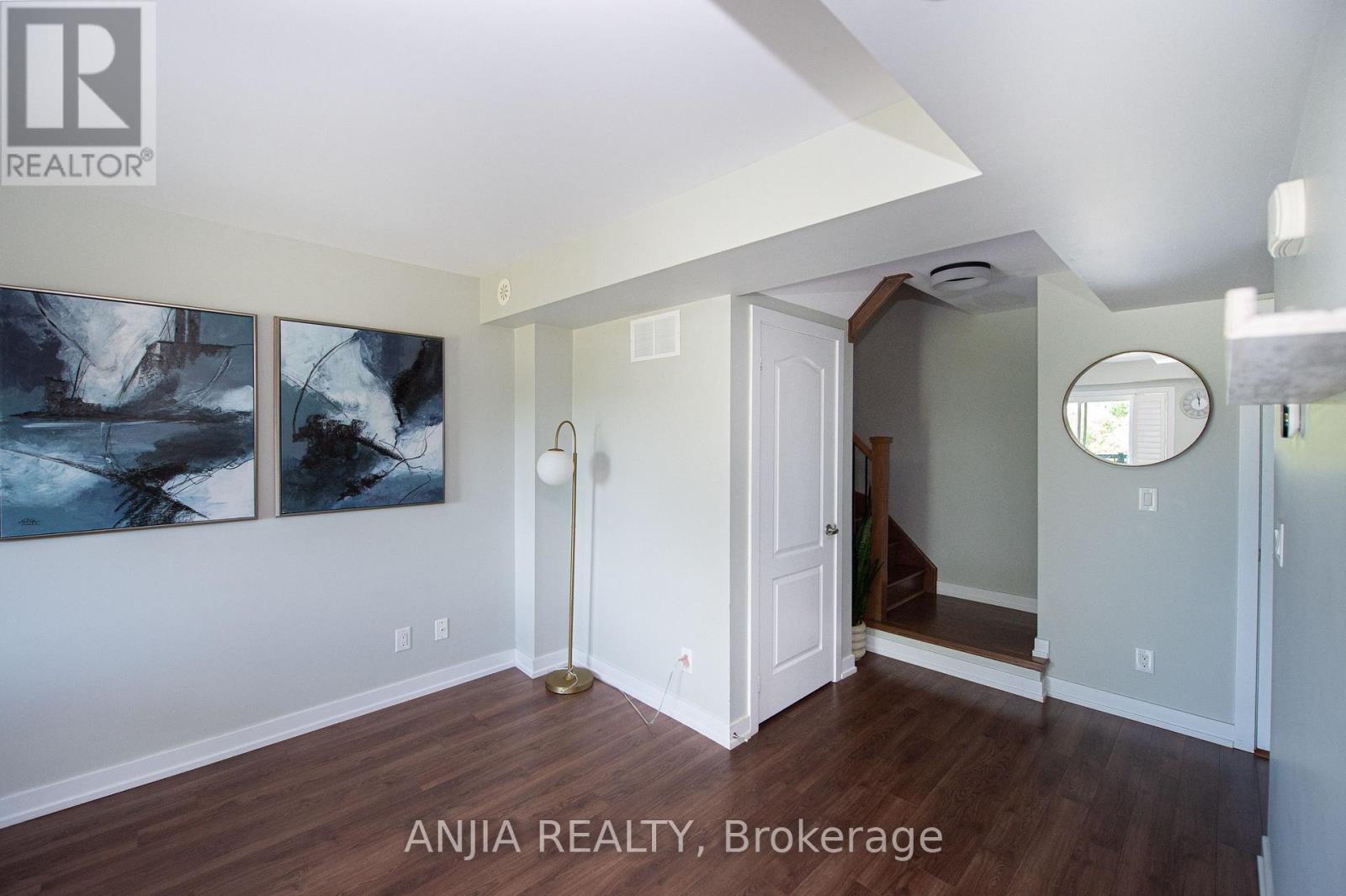 207 - 10 Dunsheath Way Property Photo 8