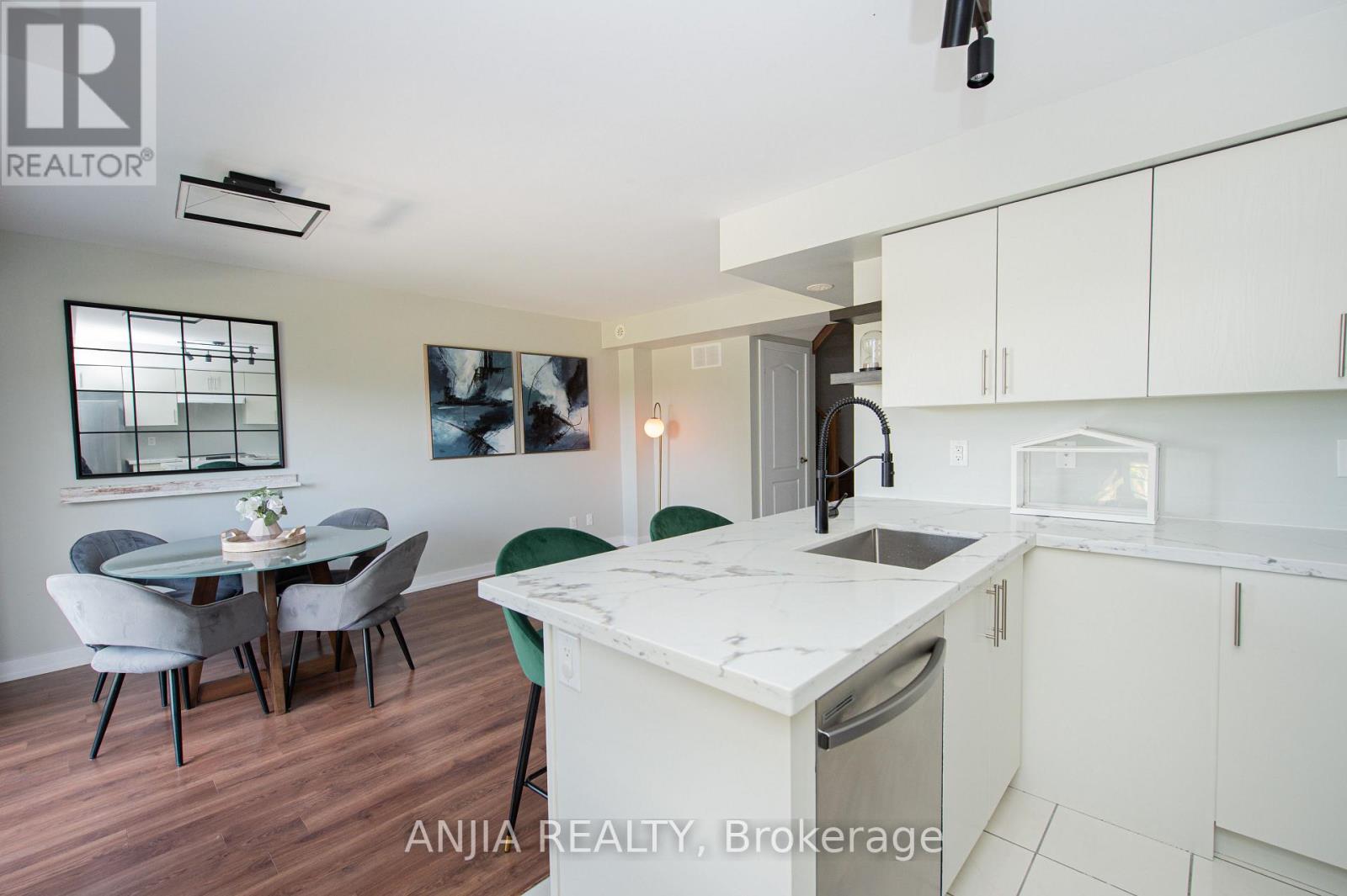 207 - 10 Dunsheath Way Property Photo 9