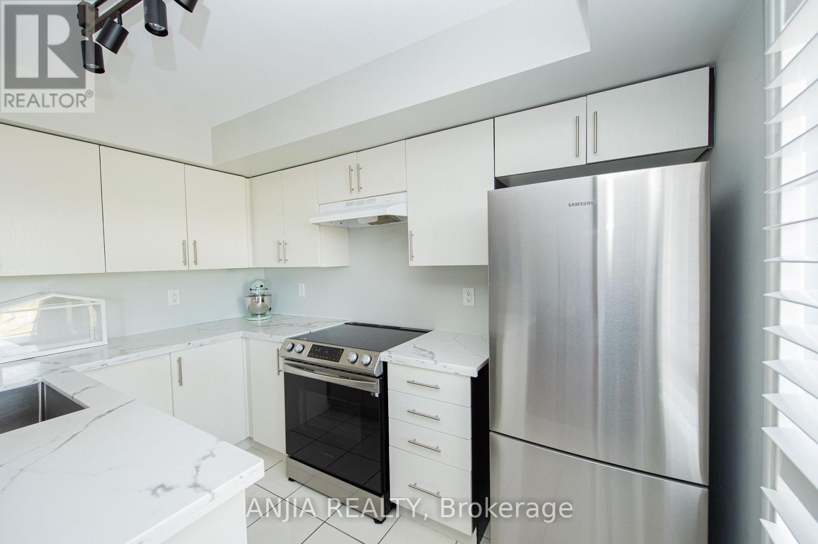 207 - 10 Dunsheath Way Property Photo 10