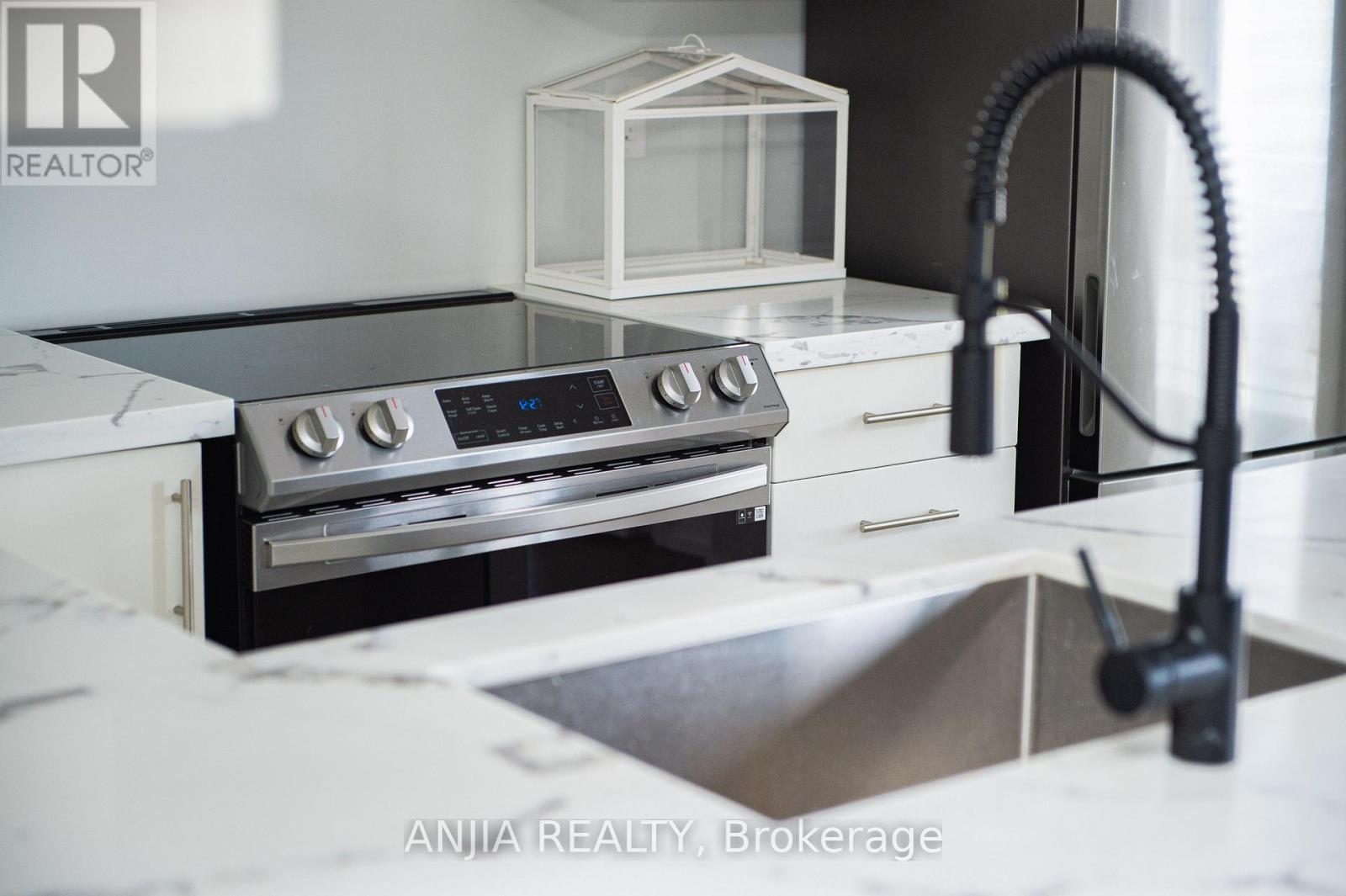 207 - 10 Dunsheath Way Property Photo 12