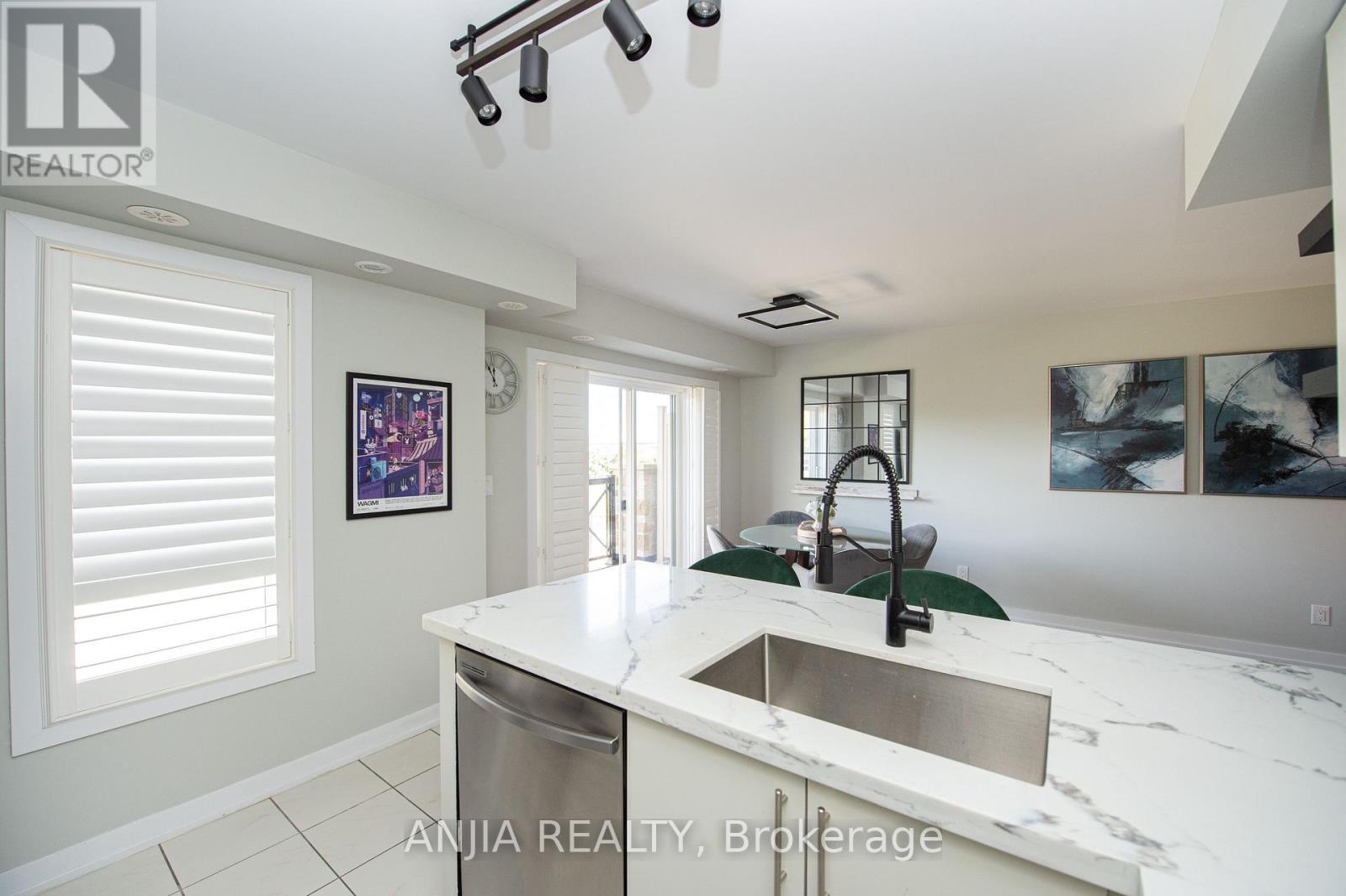 207 - 10 Dunsheath Way Property Photo 14