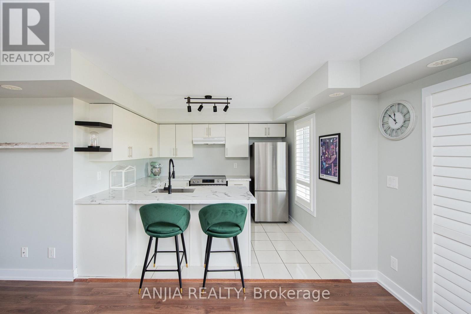 207 - 10 Dunsheath Way Property Photo 15