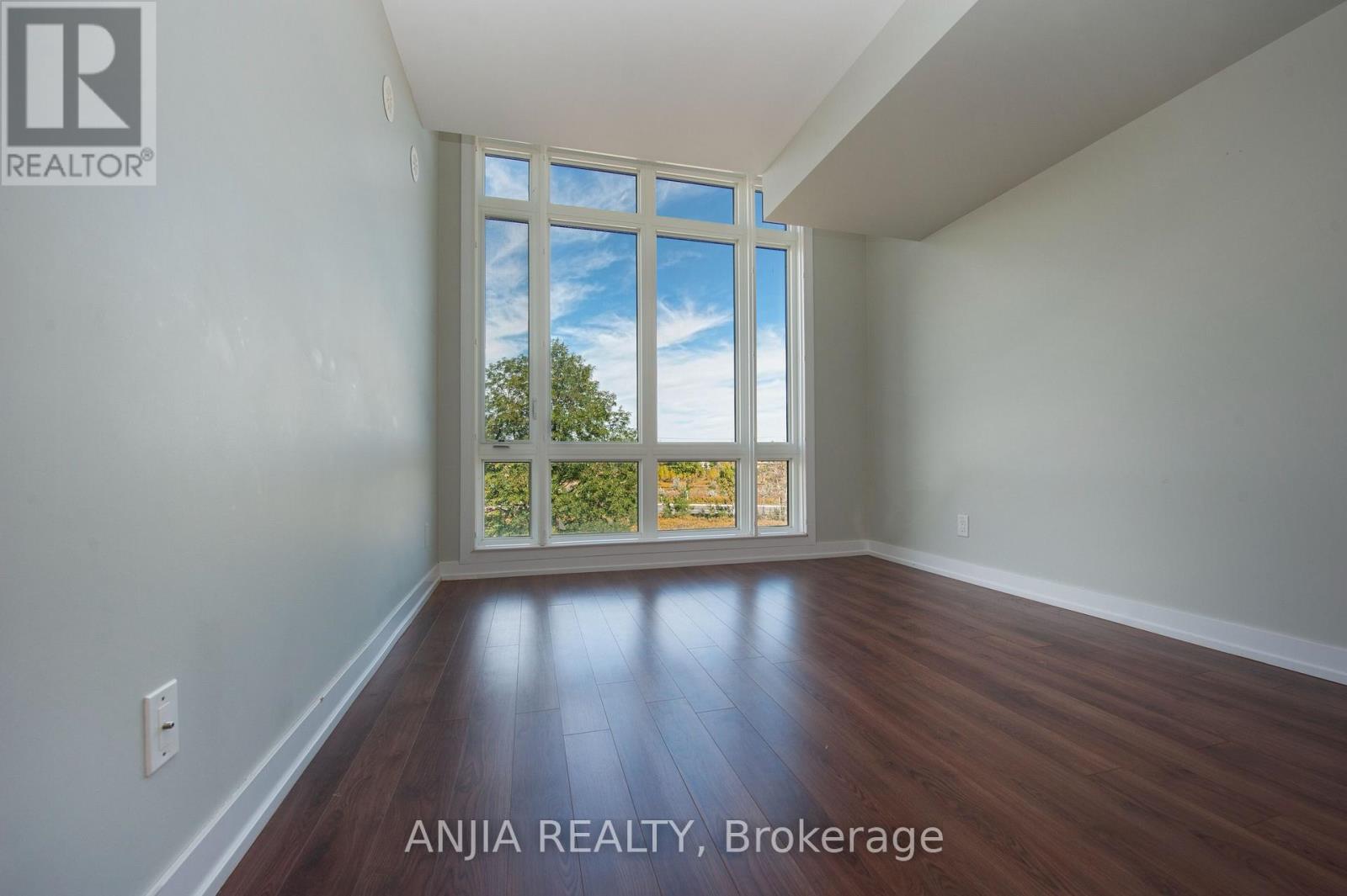 207 - 10 Dunsheath Way Property Photo 18