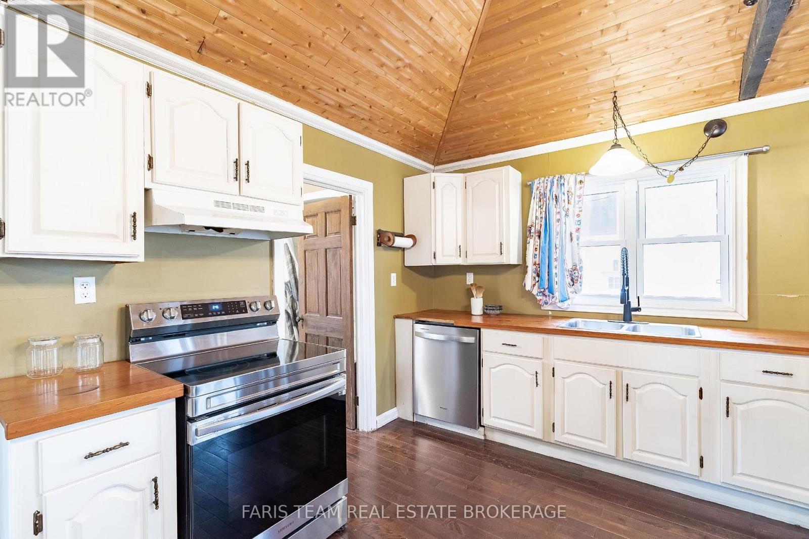 1417 Maple Way Property Photo 7