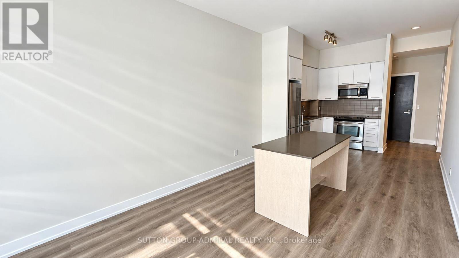 744 - 9471 Yonge Street Property Photo 5