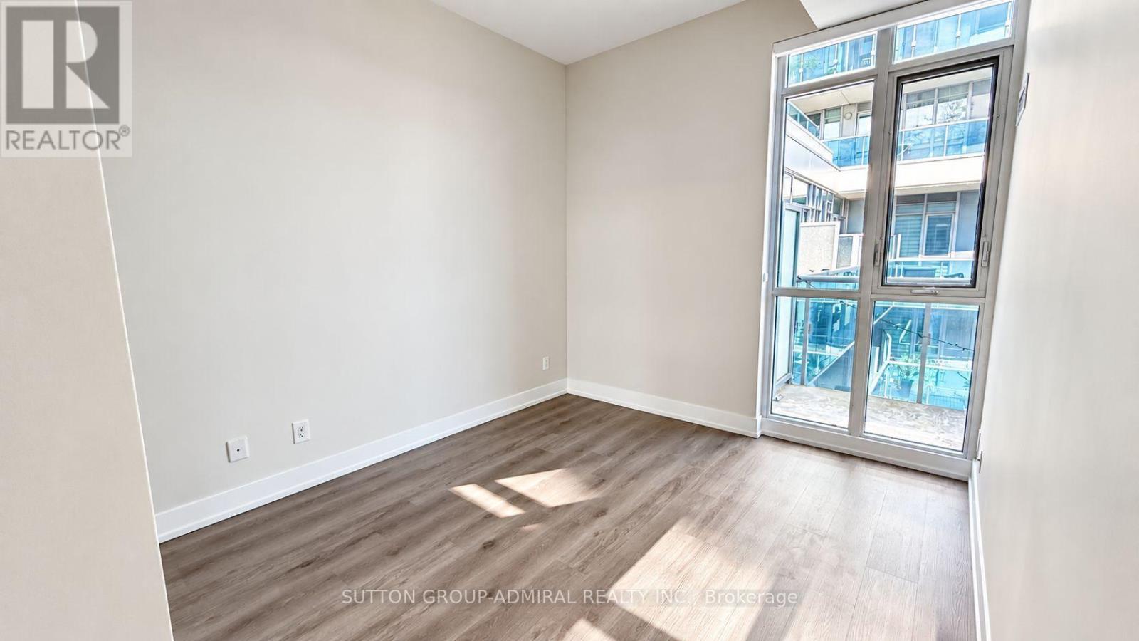744 - 9471 Yonge Street Property Photo 6