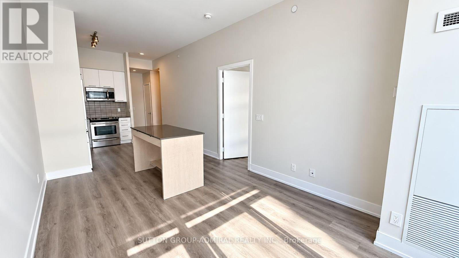 744 - 9471 Yonge Street Property Photo 7
