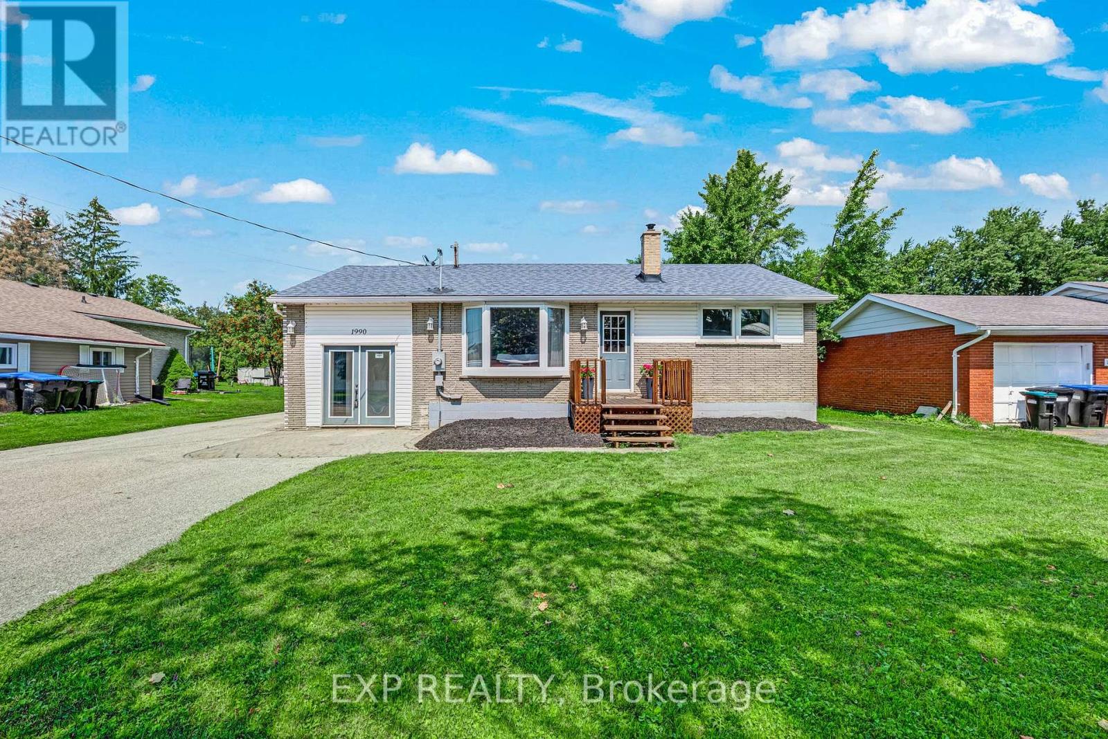 1990 Victoria Street Property Photo 1