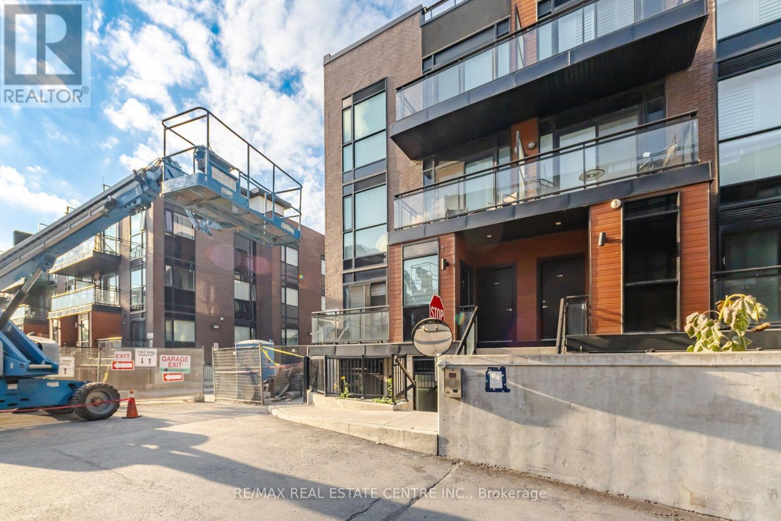 1402 - 5279 HIGHWAY 7 Property Photo 1