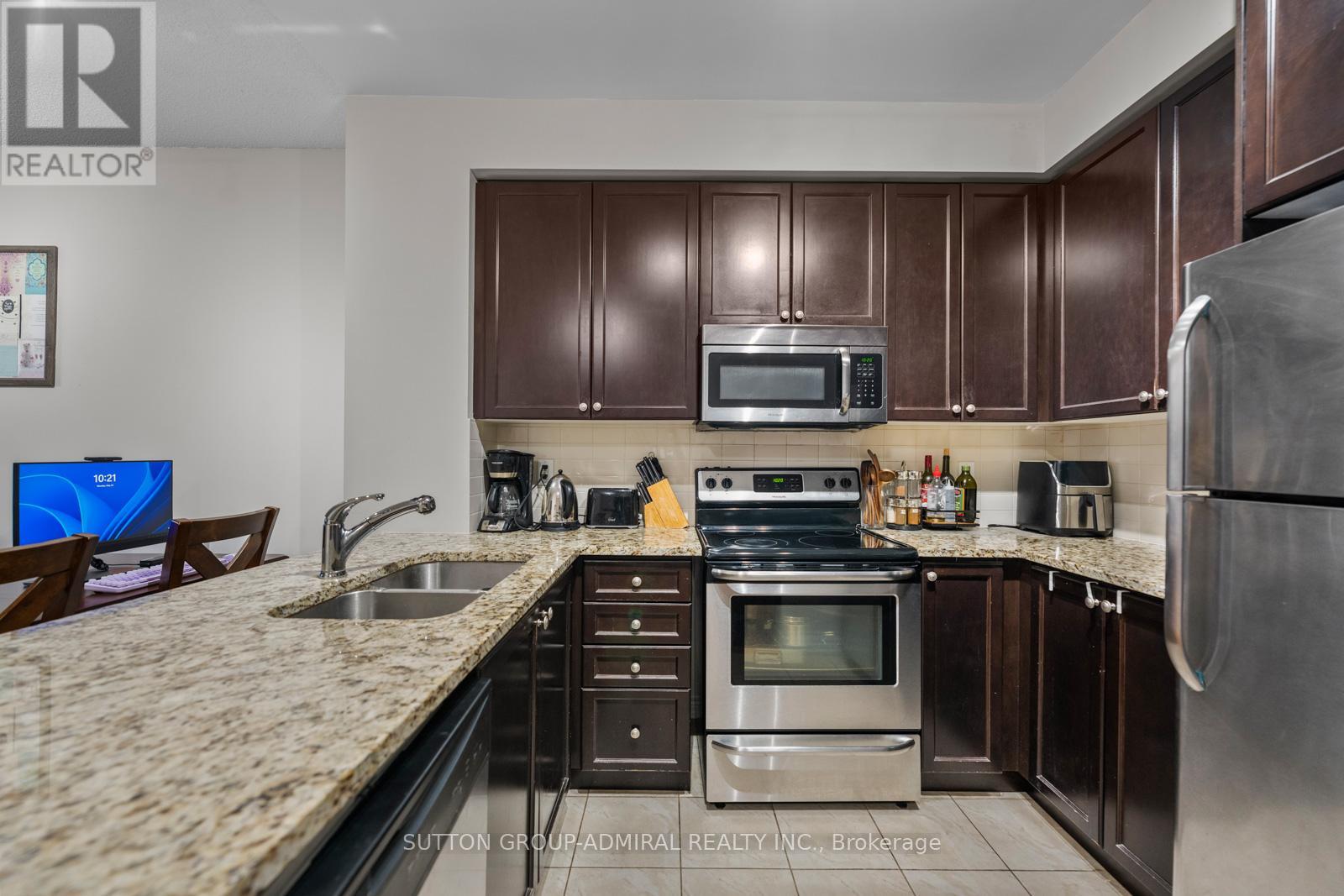 215 - 9255 JANE STREET Property Photo 1