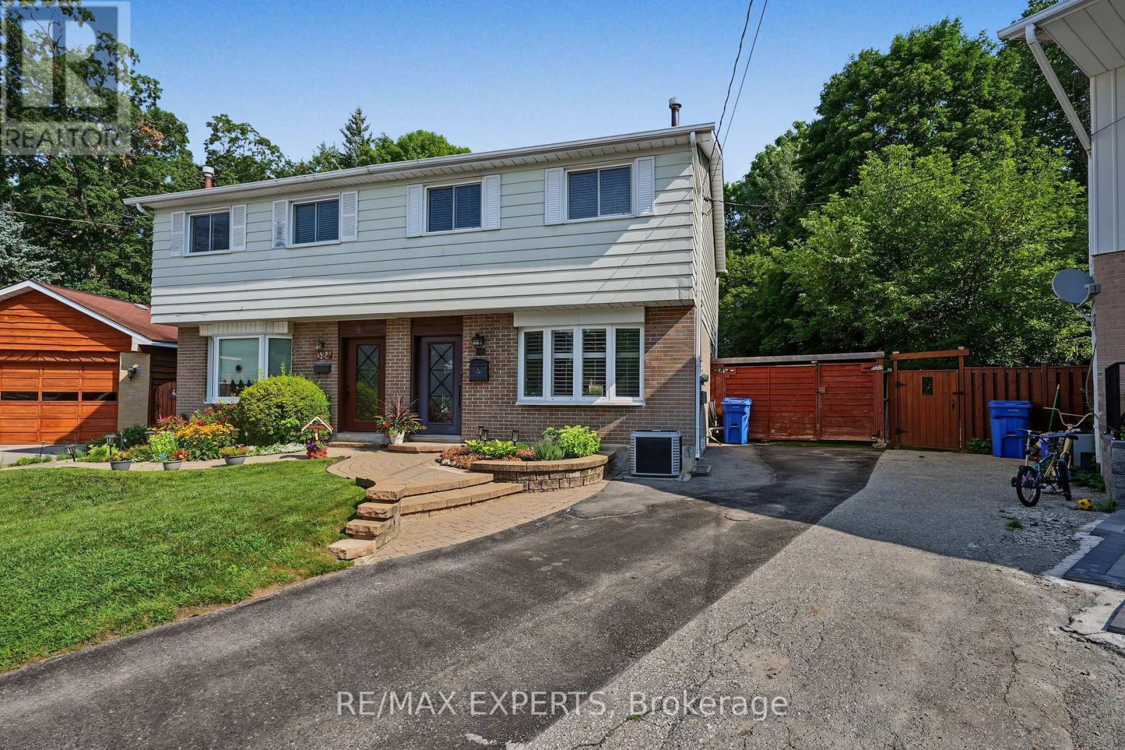 326 OAKWOOD COURT