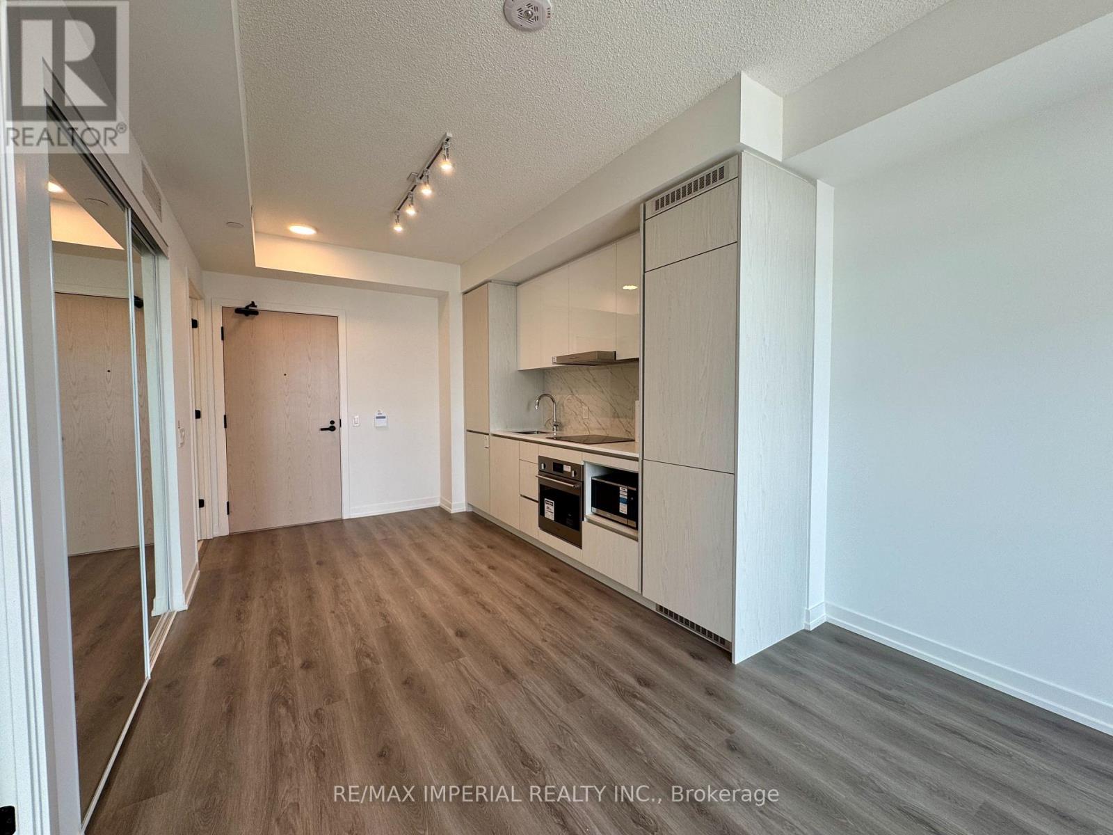 811 - 28 Interchange Way Property Photo 5