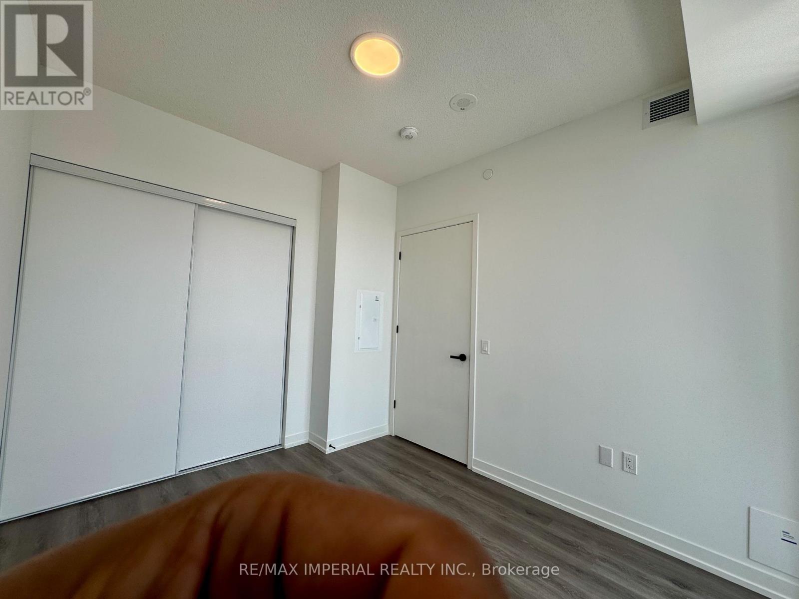 811 - 28 Interchange Way Property Photo 15