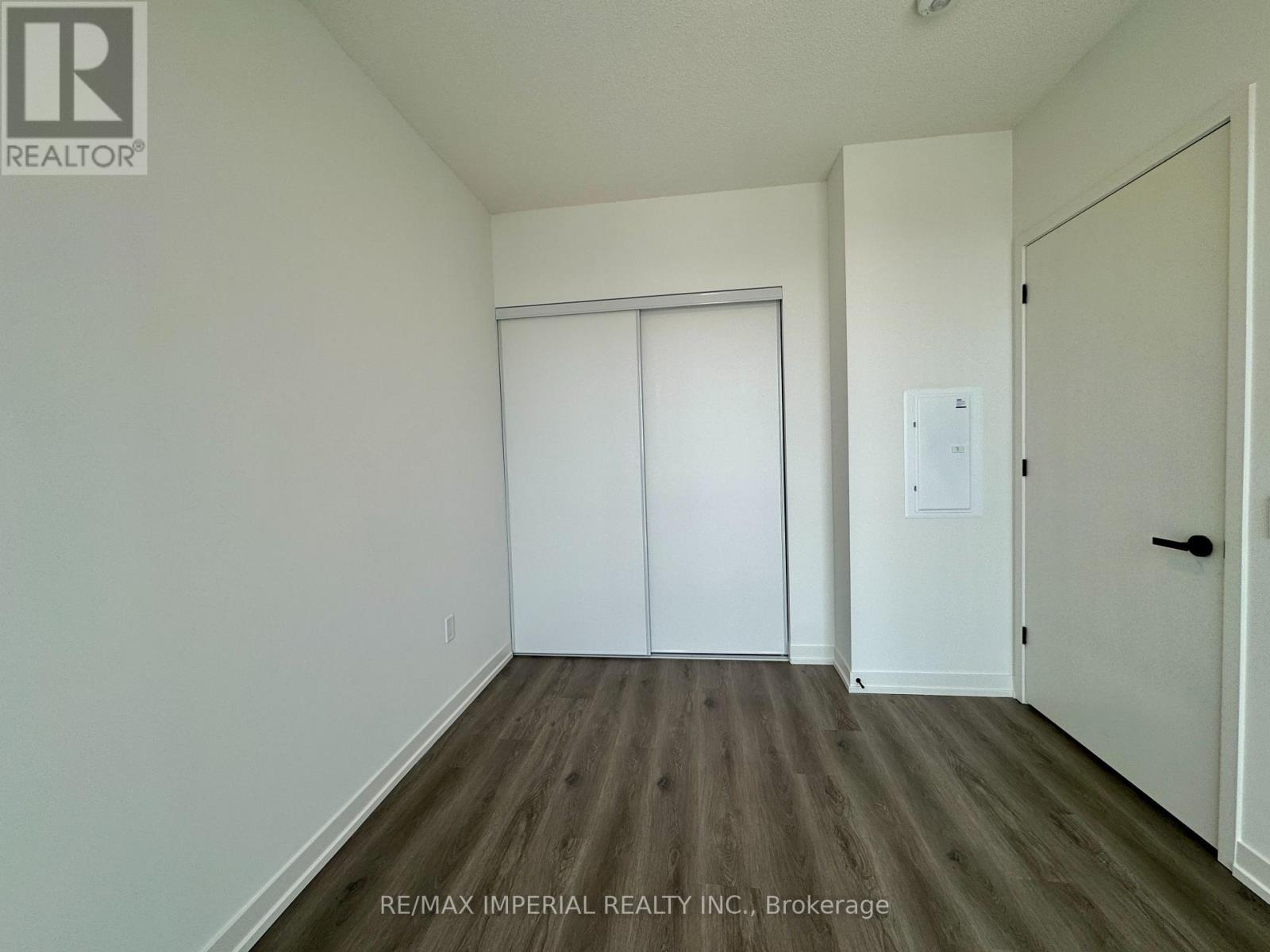 811 - 28 Interchange Way Property Photo 16