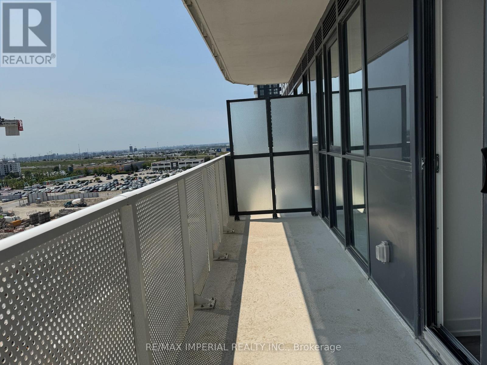 811 - 28 Interchange Way Property Photo 17