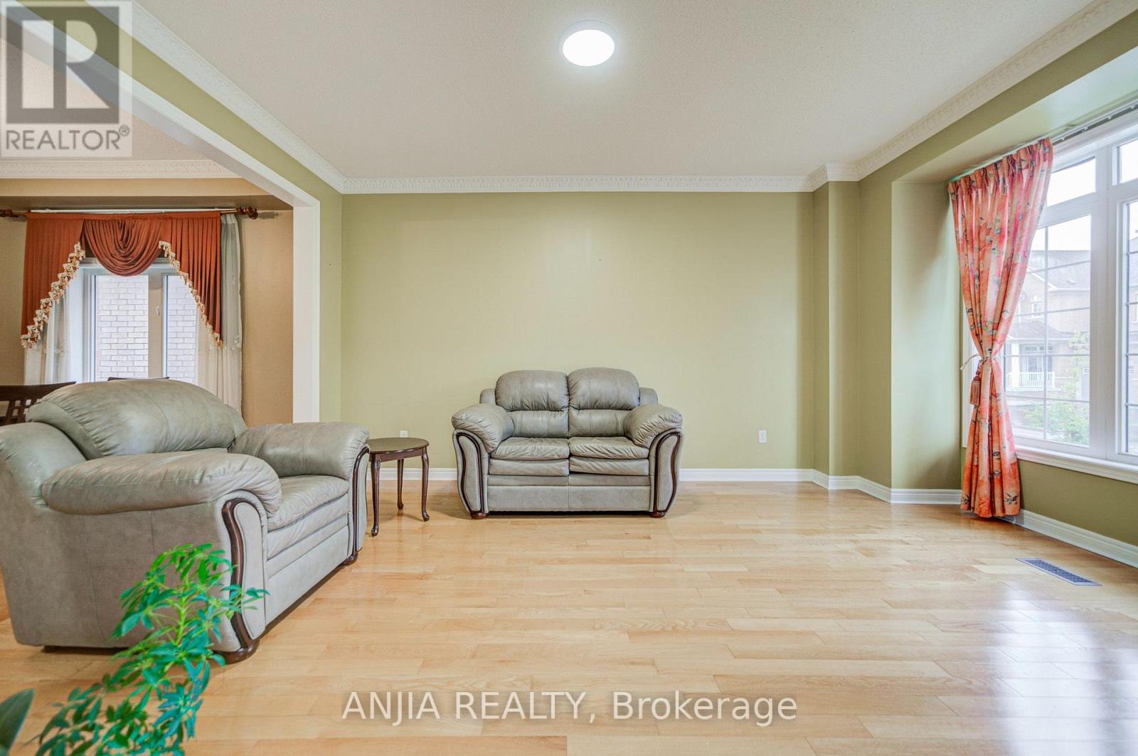23 Ayhart Street E Property Photo 6