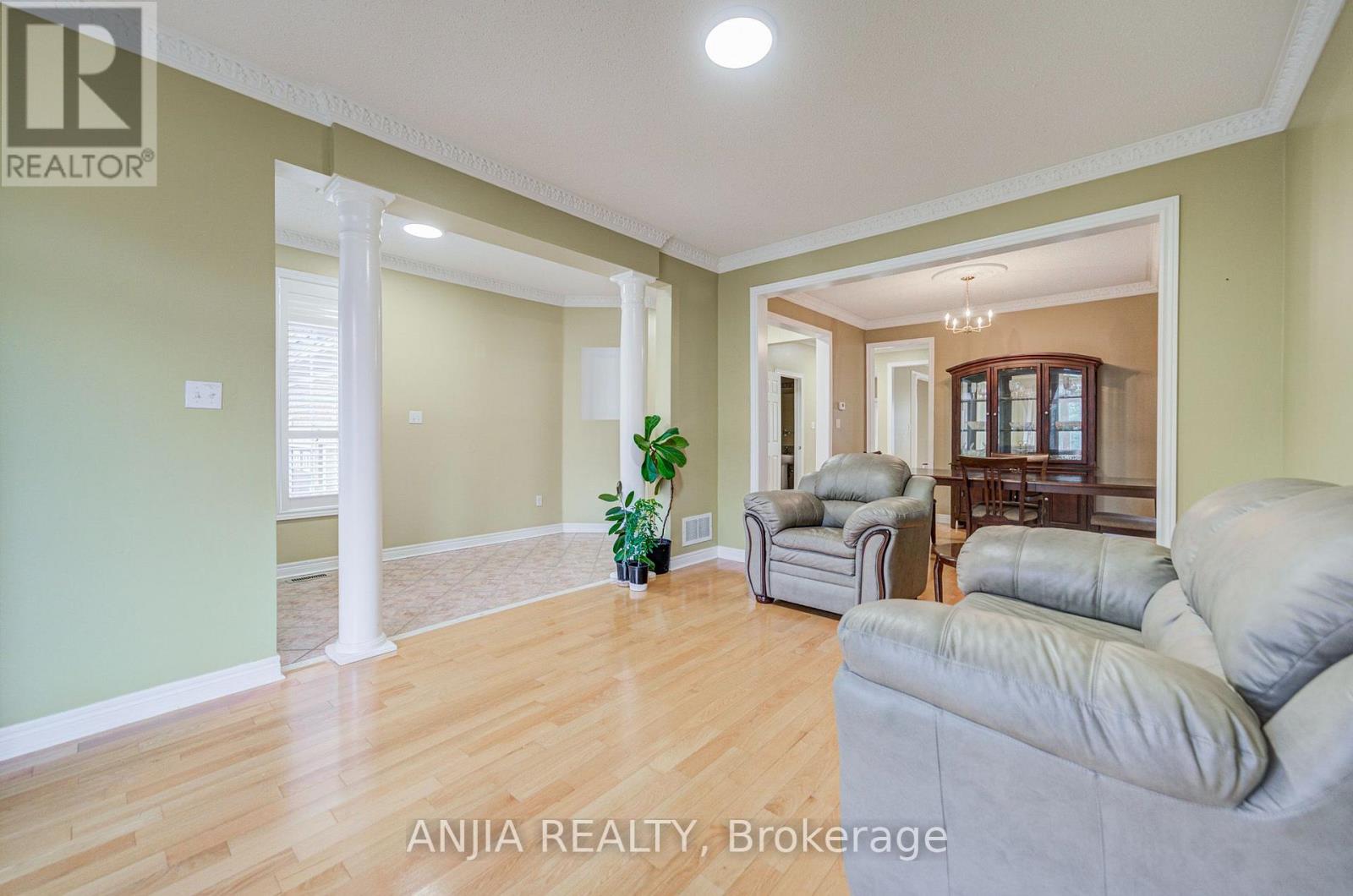 23 Ayhart Street E Property Photo 9