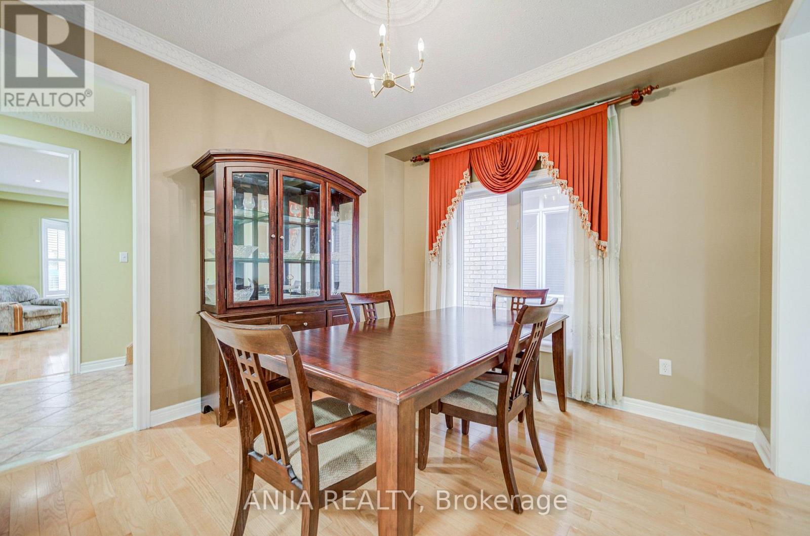 23 Ayhart Street E Property Photo 10