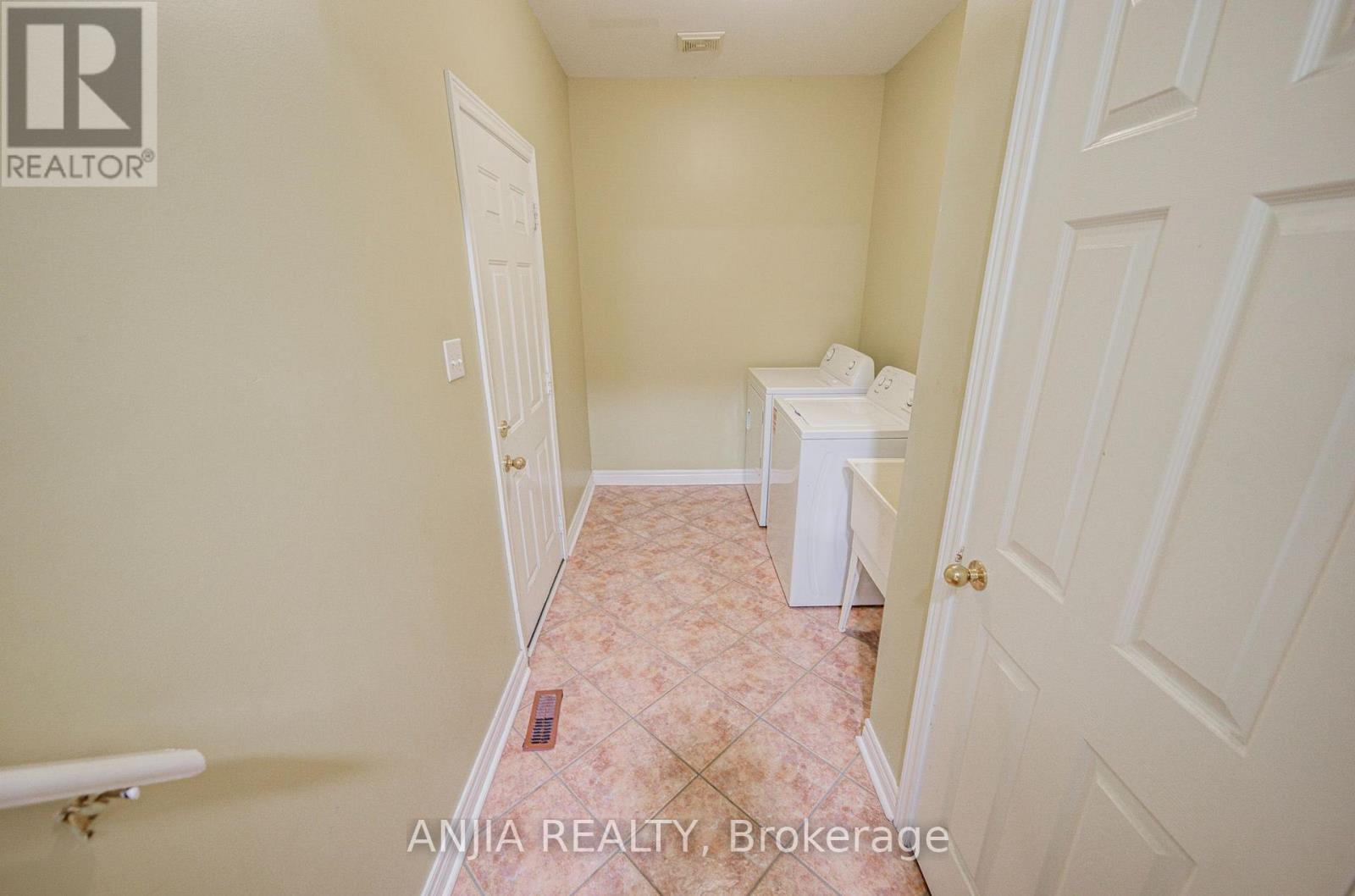23 Ayhart Street E Property Photo 14
