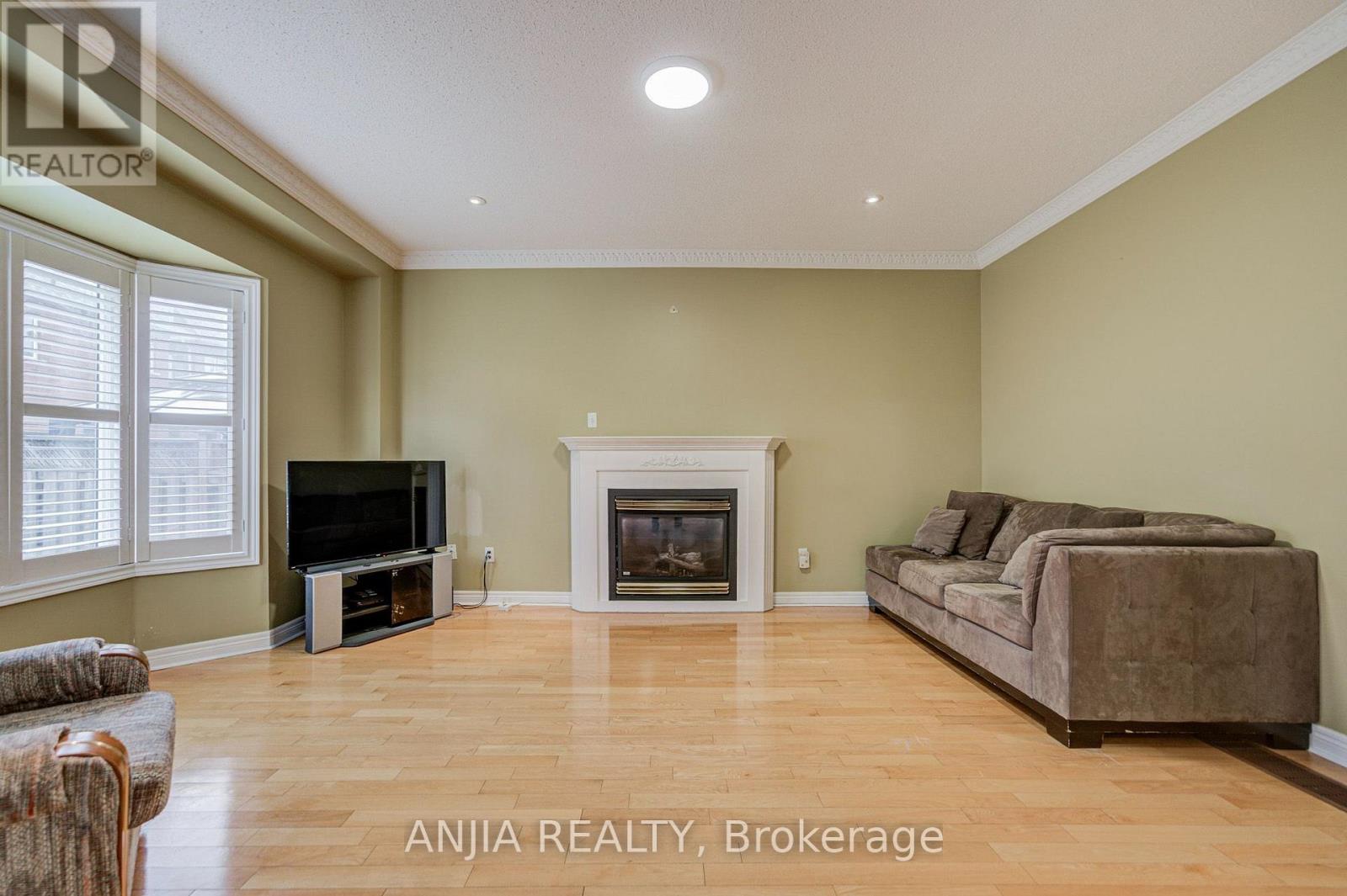 23 Ayhart Street E Property Photo 26