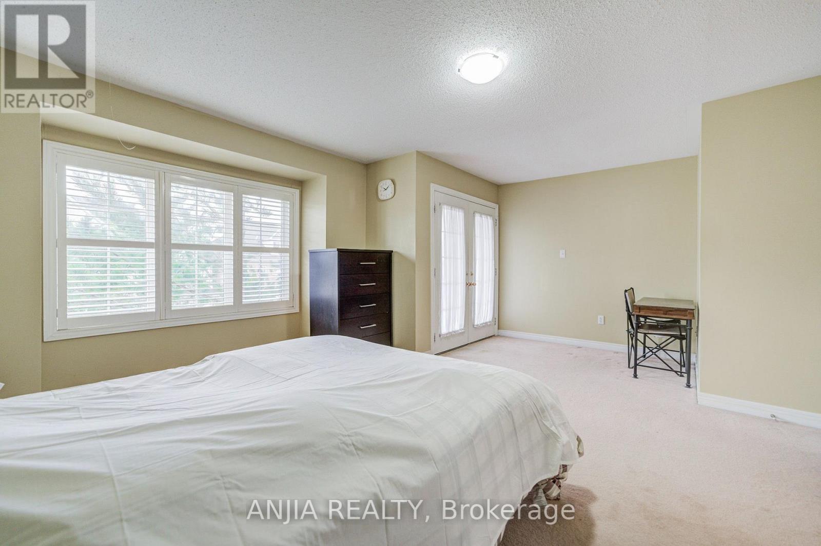 23 Ayhart Street E Property Photo 31