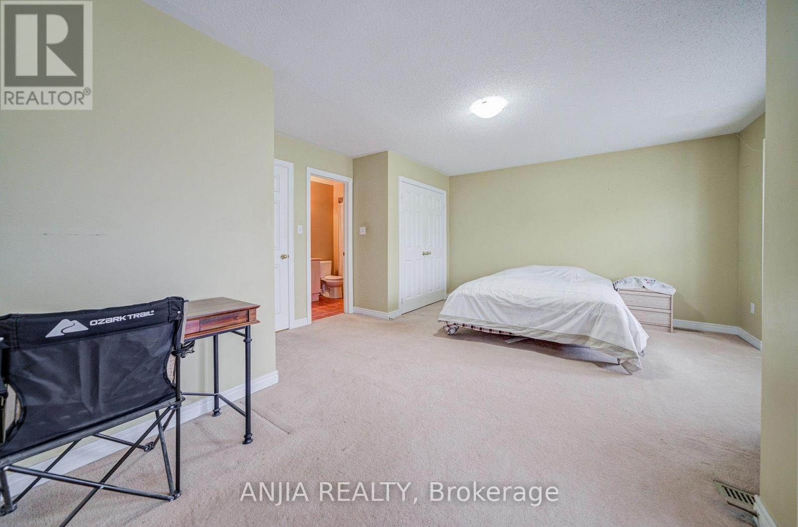 23 Ayhart Street E Property Photo 33