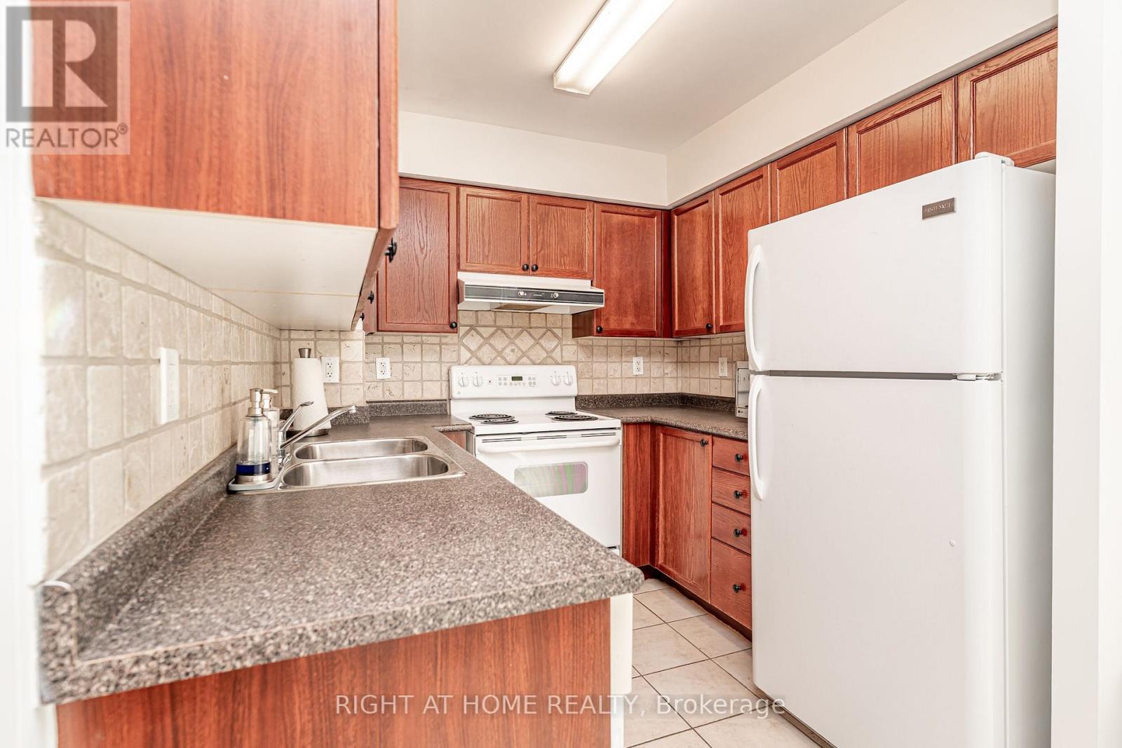 1010 - 23 Oneida Crescent Property Photo 17