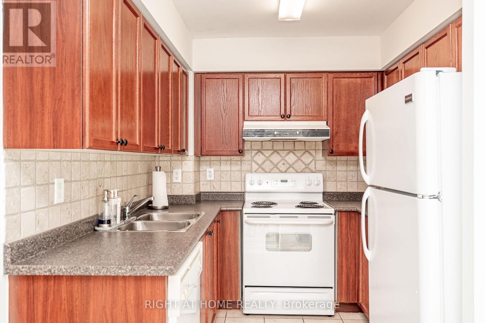 1010 - 23 Oneida Crescent Property Photo 18
